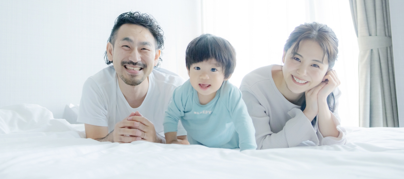 家族で笑い合う写真